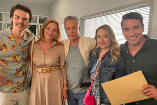 Barwy szczęścia po wakacjach 2022: Wiktor (Grzegorz Kestranek), Grażyna (Kinga Suchan), Tomasz Kępski (Jakub Sokołowski), Wanda (Maja Barełkowska), Henryk (Zbigniew Suszyński)