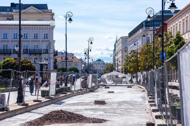 Remont nawierzchni Krakowskiego Przedmieścia w Warszawie w 2024 r.