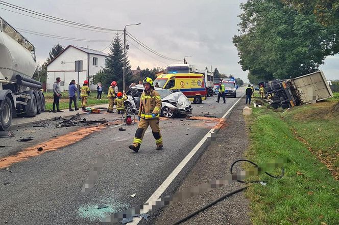 Wypadek trzech pojazdów na DK79 w Ożarowie. Kierowców dwóch ciężarówek i BMW zabrały karetki