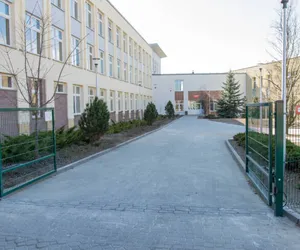 Płock. Dwie dziewczyny wulgarnie obrażone przed całym osiedlem! Stoją za tym uczniowie szkoły podstawowej?