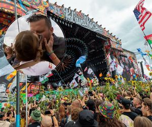 Klęknął pod sceną, a ona powiedziała tak. Zaręczyny na Pol'and Rock Festivalu! [WIDEO]