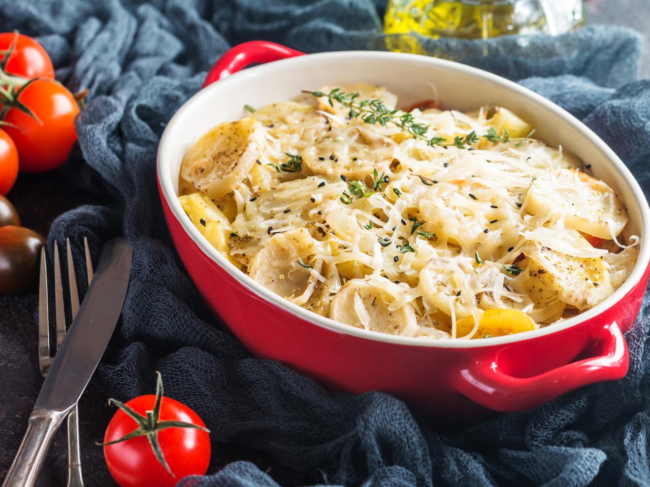 Zapiekane ziemniaki z kapustą włoską i mięsem mielonym