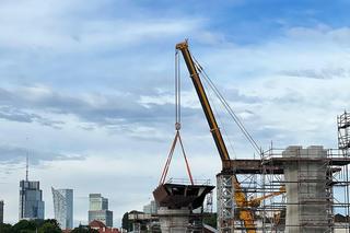 Kładka przez Wisłę w Warszawie: montaż ustroju nośnego