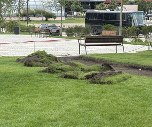 Absurd roku w Warszawie. Zrywają zieleń na nowym pl. Centralnym. Zamiast niej będzie beton
