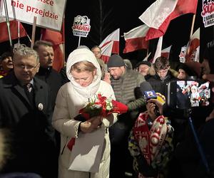 Żona Macieja Wąsika czeka na męża pod więzieniem