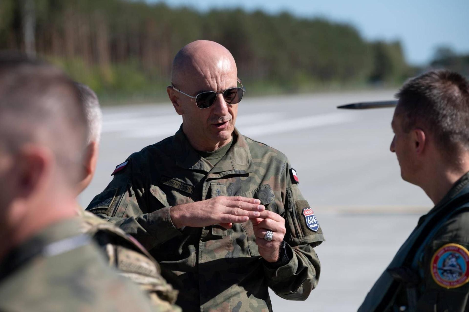 Gen. Andrzejczak rozmawia z pilotami
