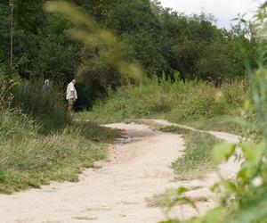 Wakacyjny spacer pod kładką nad wąwozem na Czubach. To jedno z najbardziej zielonych miejsc w Lublinie!