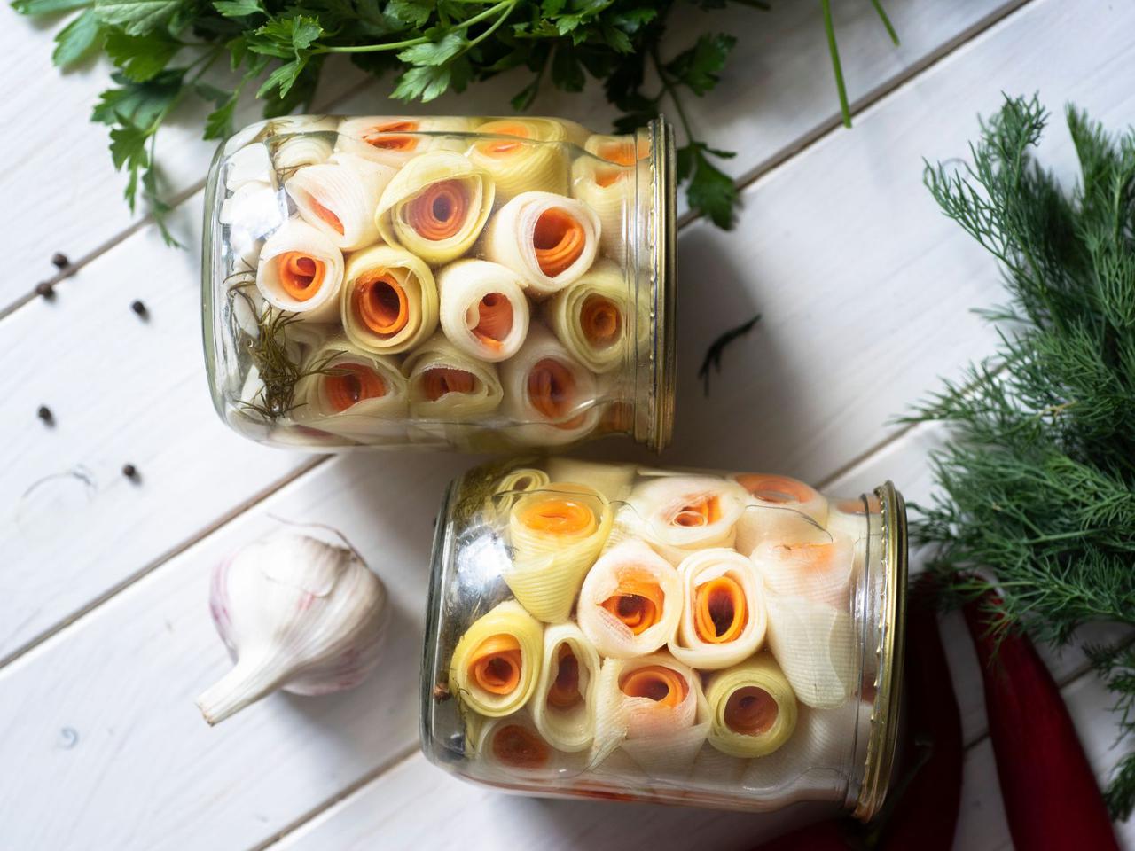 Rollsy z cukinii i marchewki marynowane w delikatnej zalewie z octu ryżowego