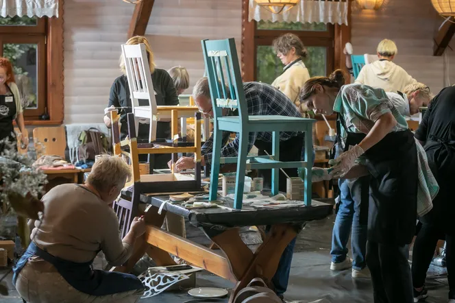 W słusznej sprawie. Influencerki DIY przemalowały krzesła, by pomóc dzieciom z pogotowia opiekuńczego