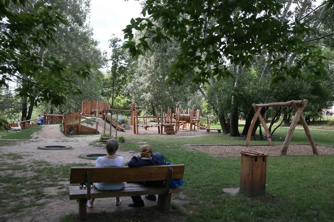Naturalny plac zabaw przy Dolinie Służewieckiej. Chcieli go spalić, teraz go uwielbiają? 