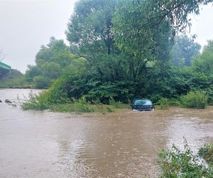 Samochód tonął w rzece w Małopolsce. Jej wody przekroczyły stan ostrzegawczy