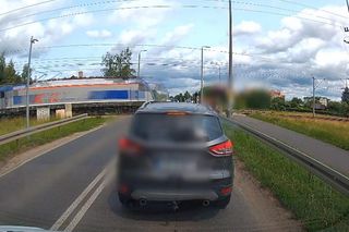 Oława. 37-latek wszedł na przejazd mimo opuszczonych rogatek. Tak się tłumaczył [ZDJĘCIA].