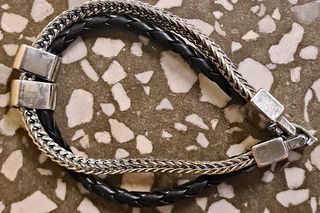 Zwłoki mężczyzny znalezione w centrum Torunia. Rozpoznajesz te przedmioty? Powiadom policję!