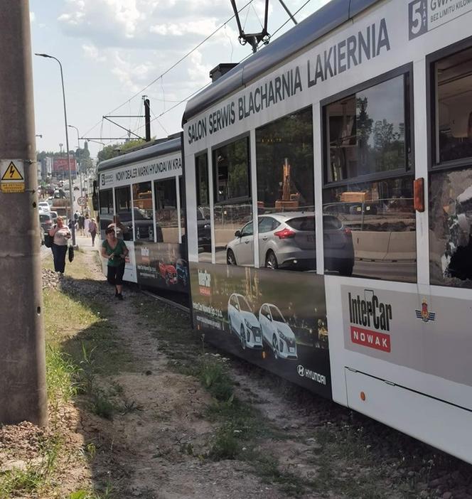 Kraków: Tramwaj z impetem wypadł z szyn i uderzył w słup, kilka osób jest rannych
