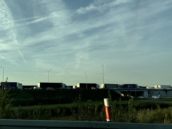 Karambol na Autostradowej Obwodnicy Wrocławia. Aż 3 wypadki, 15 uszkodzonych pojazdów oraz 3 osoby ranne