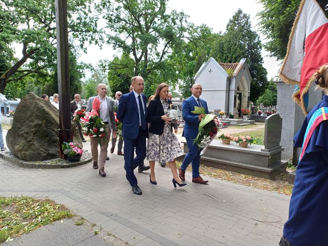 Pamięć o powstańcach żyje w Ostrzeszowie. Ulicami miasta przeszedł Marsz Pamięci [ZDJĘCIA]