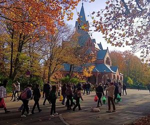 Tłumy na największym cmentarzu w Polsce. Odwiedzinom grobów bliskich sprzyja piękna pogoda