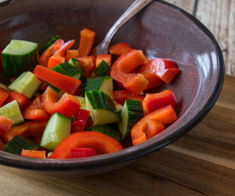 Smakowita sałatka wójtowej z ogórków, papryki i cebuli: ogórki na zimę do słoików