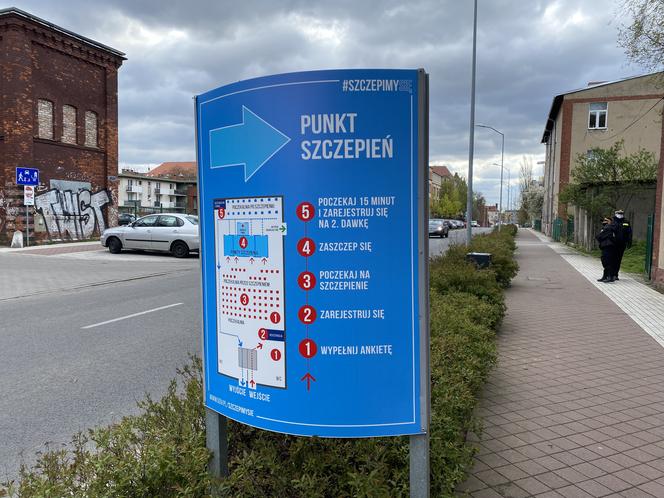 Mężczyzna zasłabł przed punktem szczepień przy ul. Sowińskiego