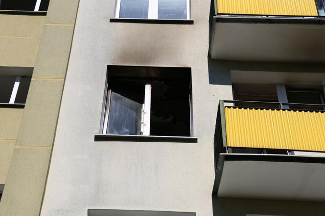 Pożar przy ul. Pozytywistów w Lublinie. Kilka osób poszkodowanych, w tym policjant