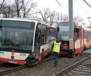 Poważny wypadek w Gdańsku. Zderzenie autobusu z tramwajem. Kilkunastu poszkodowanych