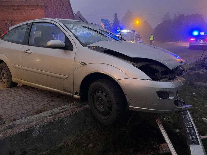 W Zaborowicach w pow. rawickim kierowca wjechał samochodem w słup