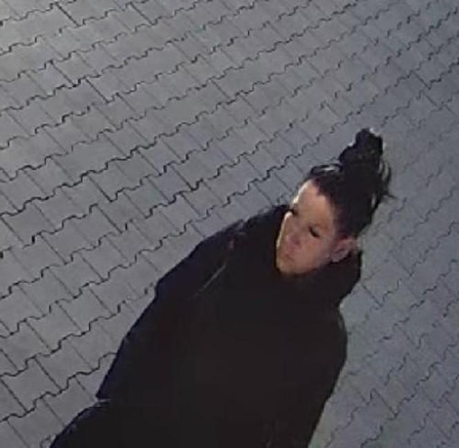 Uderzyła kobietę w Toruniu. Szuka jej policja. Rozpoznajesz podejrzaną?