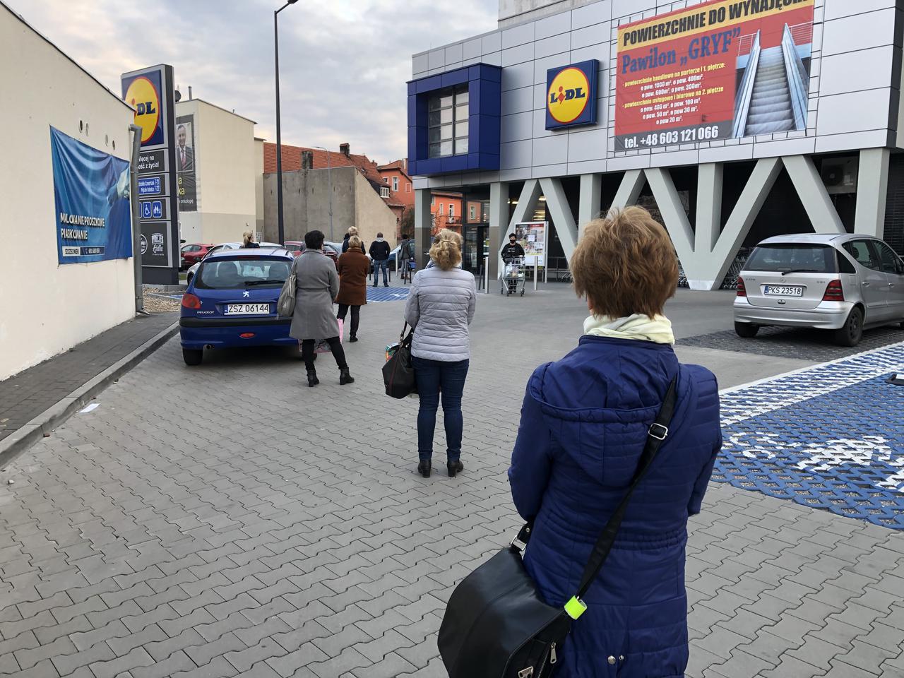 Kolejki Przed szczeineckimi marketami 