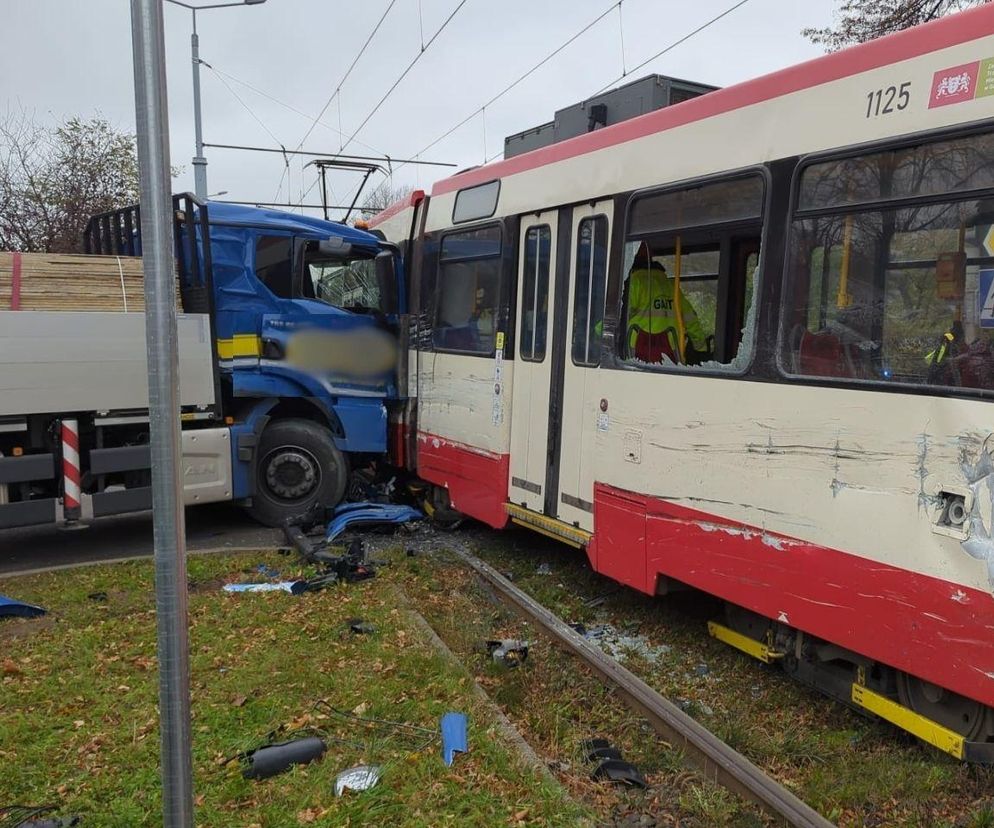 Kolizja ciężarówki z tramwajem w Gdańsku! Wprowadzono komunikację zastępczą