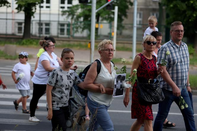 Pan Artur płakał w tracie białego marszu w Częstochowie. "Kamilek śni mi się po nocach"