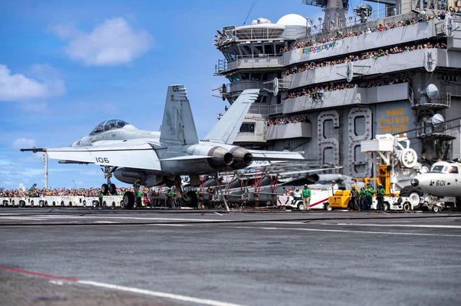 Samolot Hornet na USS Nimitz (CVN 68) 