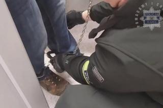 Rzucił się z nożem na swych rodziców i podziurawił ich jak sito. Złapali go w Warszawie