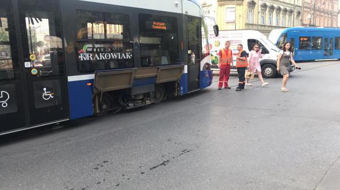 Kraków: Nowy dzień, nowe wykolejenie. Tramwaj wyleciał z szyn w centrum miasta