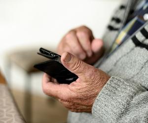 Bydgoscy seniorzy ofiarami oszustwa! Łącznie stracili prawie 80 tys. zł
