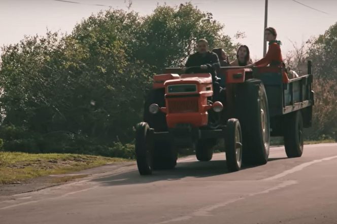 Rodzina Aslanów przyjedzie do posiadłości na przyczepie ciągnika 