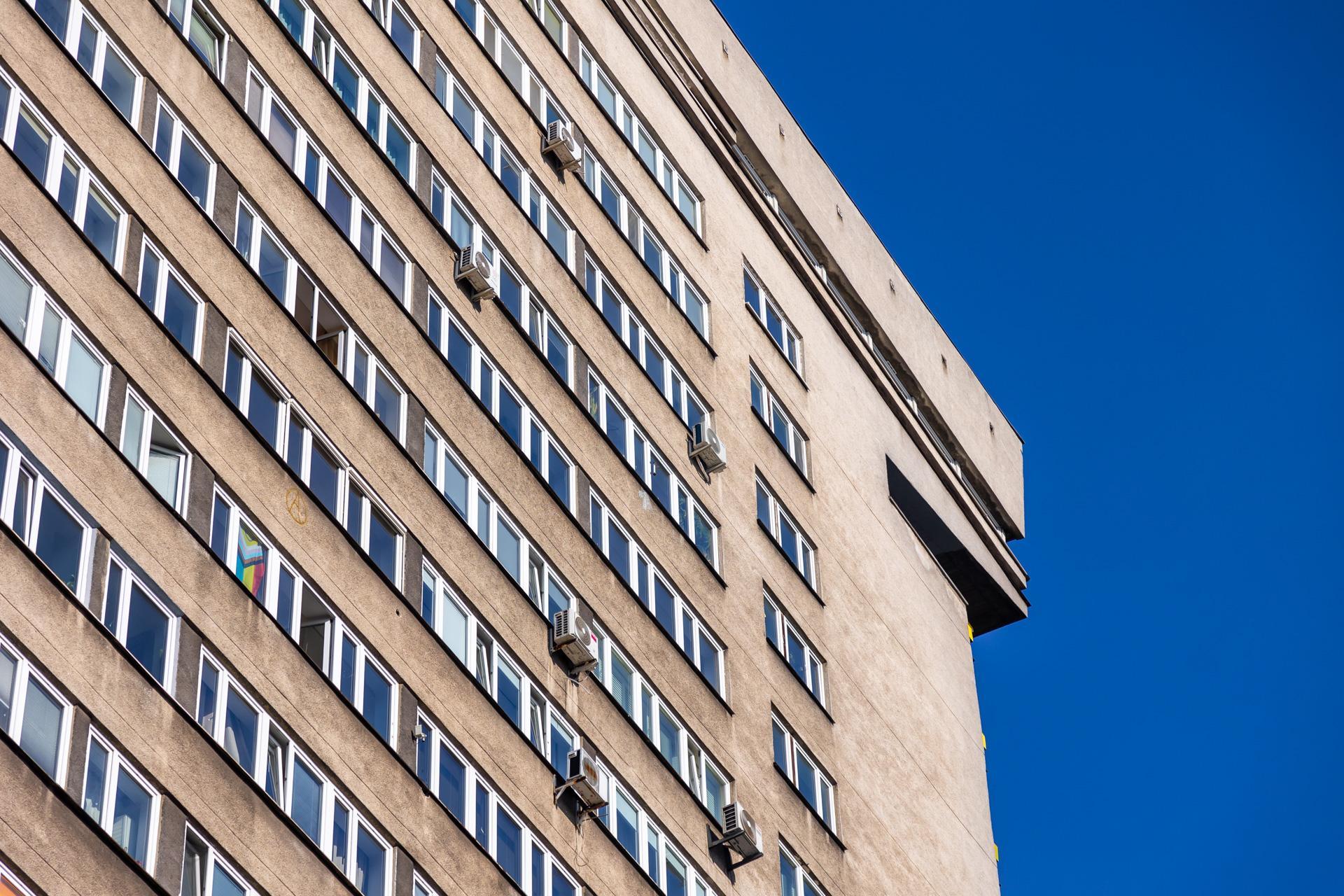 Młotek na Smolnej 8 w Warszawie. Zobacz zdjęcia symbolu luksusowych mieszkań w PRL-u