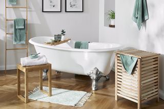 Łazienka biała z drewnem