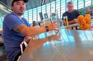 Daniel Martyniuk na lotnisku