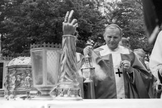 Premier zamieścił zdjęcie papieża Jana Pawła II. Akcja polityków PiS
