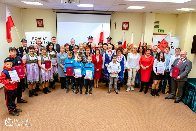 „Niech połączy nas hymn” - piękna, kolorowa premiera w siedzibie Starostwa Powiatowego