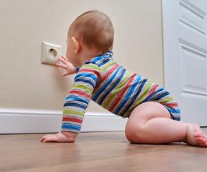 Wystarczyła chwila, by doszło do tragedii. Rodzice znaleźli niemowlę z kablem w dłoni