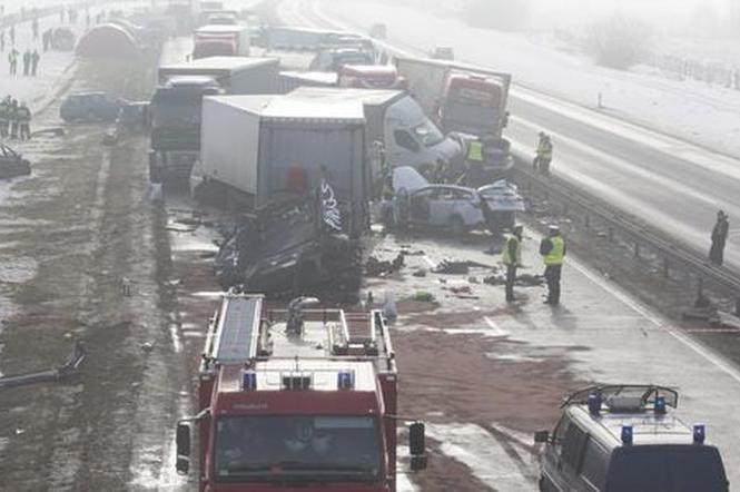 W dwóch karambolach pod Piotrkowem Trybunalskim zderzyło się łącznie ponad 70 pojazdów, ranne były 32 osoby