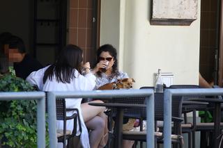 Była posłanka PiS z córką w restauracji. Całuje psa