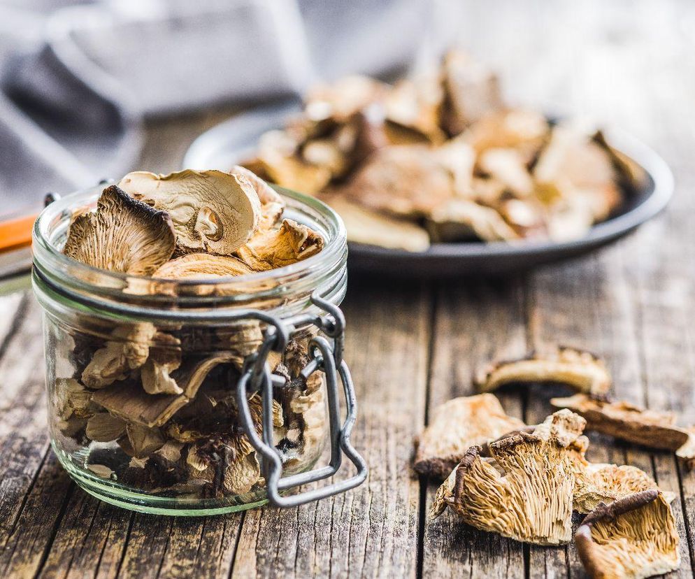 suszone grzyby w słoiku