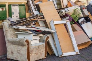 Opróżnianie piwnic i mieszkań 2025. Aktualne cenniki usług w 16 miastach Polski