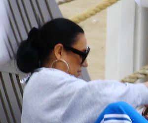 Kayah. Leczyła gardło i opalała kolana