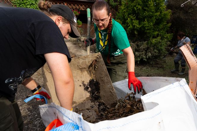 Siedleccy harcerze pracowali przy sortowaniu i wydawaniu darów, wywożeniu zniszczonych sprzętów i sprzątaniu zalanych domów. 