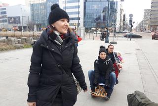 Łódź: Skąd się wzięli LUDZIE Z SANKAMI w centrum miasta? Choć jest zima, ten widok... DZIWI [ZDJĘCIA, AUDIO]