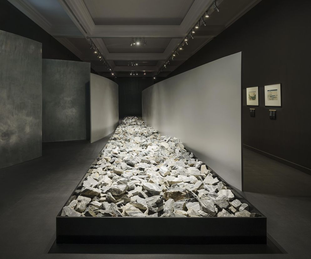 Nowoczesna aranżacja wystawy Hokusai. Wędrując... w Muzeum Narodowym w Krakowie, z instalacją z kamieni, ciemnymi ścianami i dyskretnym oświetleniem, nawiązująca do japońskich ogrodów. Więcej o tym projekcie na Architektura Murator Plus.