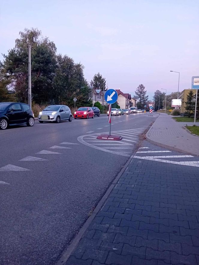 Tarnów. Spóźniają się do pracy przez stare kable. Grzęzną w korkach przed szlabanem parkingu